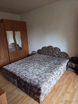 Darujem Manželskú Posteľ s Nábytkom
