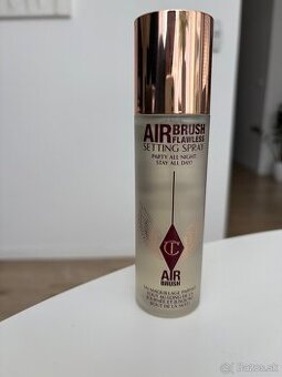 Charlotte Tilbury seeting sprej