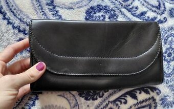 Malá čierna kabelka