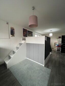 Detská posteľ na mieru so šmykľavkou a úložným priestorom