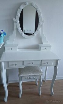 Toaletny kozmetický stolik so stoličkou