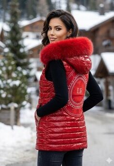 LUXUSNÁ lesklá červená vesta s bohatou kožušinou a kamienkam