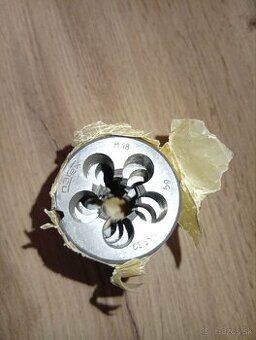 Závitové očko M18