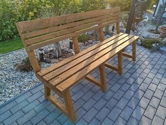 Drevená lavica z masívu