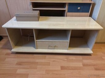 TV stolík,presklené skrine a komoda
