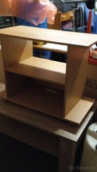 Stolík pod televízor