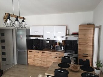 Na predaj krásny 2 izbový byt v Košeci s parkovacím miesto