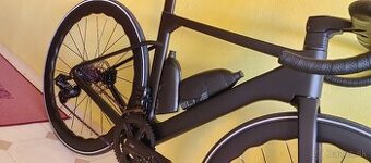 Kompletný karbónový cestný bicykel s elektronickou prehadzov