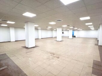 priestor v centre mesta vhodný pre veľkú predajňu, sklad