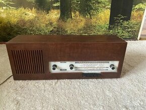 Retro rádio ešte z komunizmu drevene