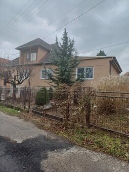 Rodinný dom s veľkým pozemkom v tichej uličke