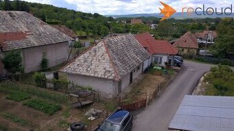 Ponúkame na predaj menší rodinný dom v obci Žemberovce