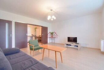 -Moderný 4-izbový bungalov s veľkým pozemkom len 10 minút od