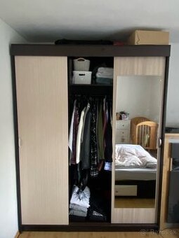 Predám skriňu s posuvnými dverami