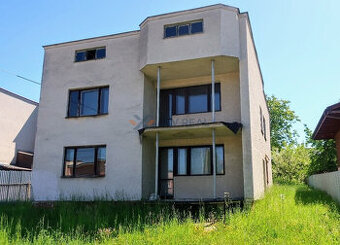 Na predaj 2-generačný rodinný dom v centre Stropkova