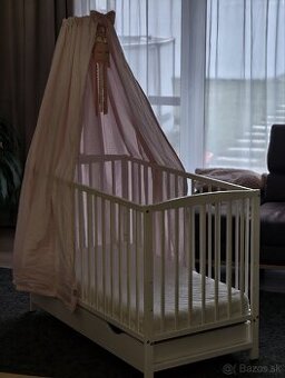 Detská postieľka so zásuvkou, matracom a baldachynom