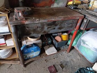 Masívny dielenský stôl so zverákom (ponk)