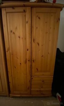 Masívna drevená borovicová skriňa