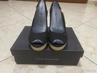 Predám sandále Tommy Hilfiger 39,originál,raz obuté
