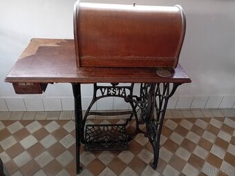 Starožitný šijací stroj