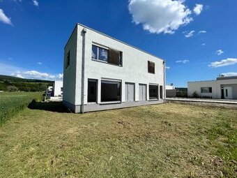 Na predaj novostavba RD s dvomi 3i-bytmi v obci Sokolovce