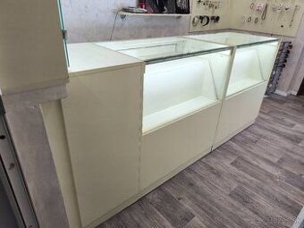 Predajný pult pre šperky so zariadením predajne