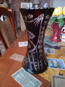 Rubínová brúsená váza