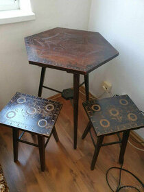 starožitný stôl a stoličky