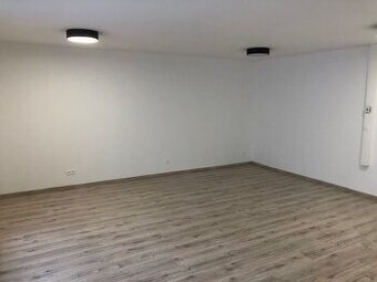 Prenájom 37 m2 kancelárie v centre Trnavy - novostavba s par