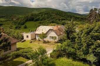 Exkluzívne na predaj gazdovský rodinný dom s pozemkom o rozl