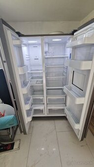 Chladnička s mrazničkou Samsung RSQ1VTMG1