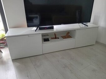 Skrinka pod tv