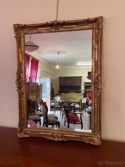 Elegantné zrkadlo v barokovom štýle