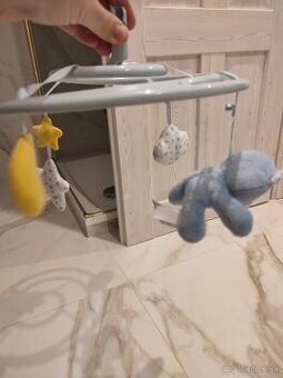 Kolotoč nad postieľku