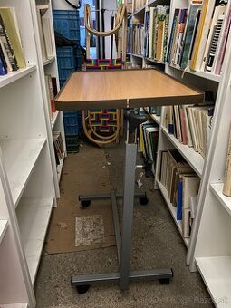 Lôžkový stolík k posteli