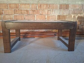 Konferenčný obývačkový nízky stolík masív so sklom