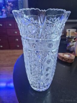 Veľká ručne brušná kryštáľová váza.