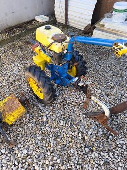 Agzat s pluhom a kultivátorom