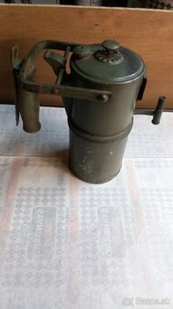 Stará vojenská karbidová lampa