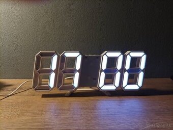 LED hodiny s alarmom