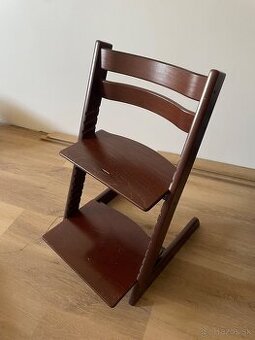 Predám drevenú detskú jedálenskú stoličku.