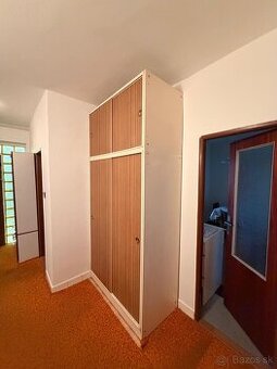 Šatníková skriňa s posuvnými dverami