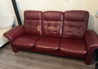 Kozena polohovatelna sedacka cervenej farby