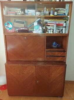 Knižnica, sekretár z masivneho dreva