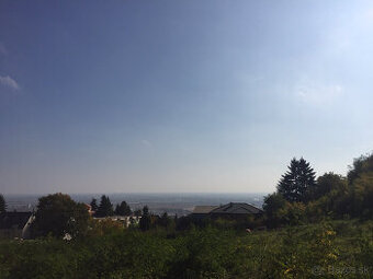 Predaj atraktívneho pozemku s neobmedzeným výhľadom v Rači -