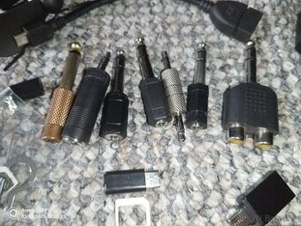 Sluchátka čina  + rôzne káble k mobilom atd