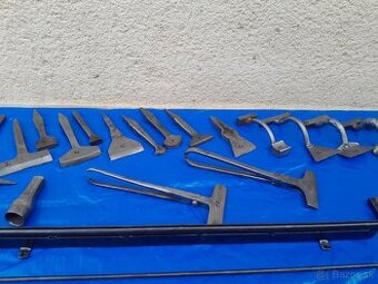 Staré historické náradie pre klampiára.