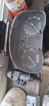 Predám budíky spínaciu skrinku a rj motora