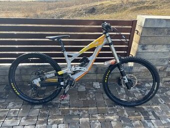 Downhill bicykel yt tues 2016