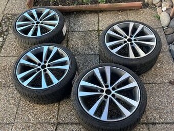 Sada 19 originál Jaguar XE S diskov s pneu Pirelli